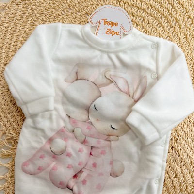 Macacão em Soft Coelhinhas Abraçadas - Off White e Rosa